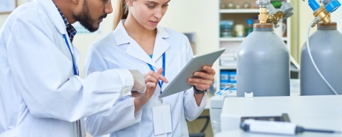 What's the Difference Between a Pharmacy Assistant and a Pharmacy Technician?